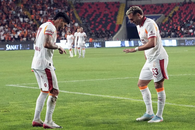 "Qalatasaray" mövsümə qələbə ilə başladı