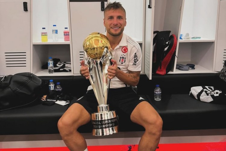 "Beşiktaş" hücumçusu ilə  yollarını ayırdı