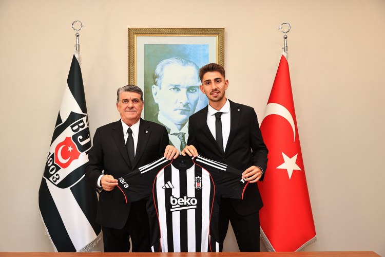 "Beşiktaş" Türkiyə millisinin üzvü ilə müqavilə imzaladı