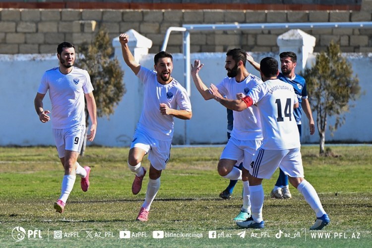 Bölgə klubu bütün futbolçuları ilə yollarını ayırdı