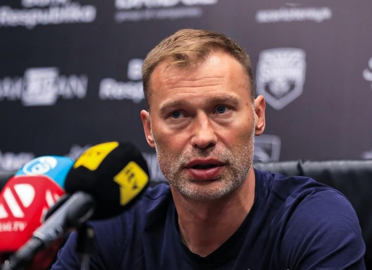 Vasili Berezutski: "Vəzifəmi klub üçün bu qədər sevincli bir anda tərk etmək məcburiyyətindəyəm"