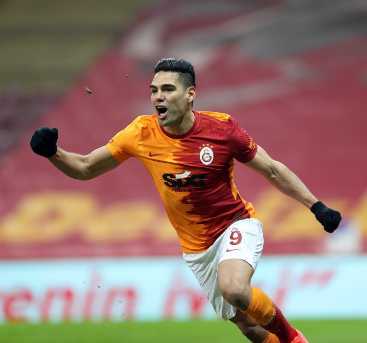 Məşhur hücumçu karyerasını başa vurdu