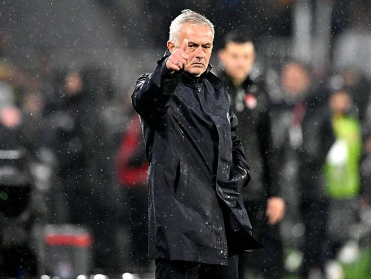 
                Ərəblərdən Mourinyoya cəlbedici təklif     
                    