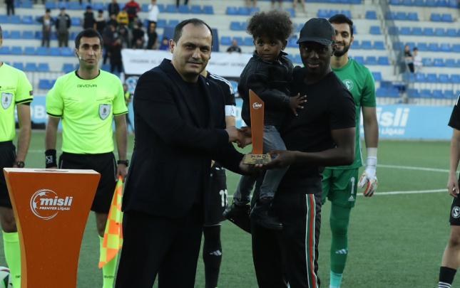 Premyer Liqada ayın ən yaxşı qolunun müəllifi mükafatlandırıldı