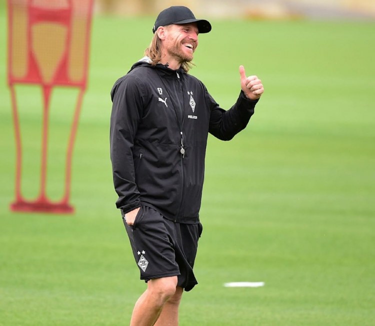 
                Bundesliqa klubu baş məşqçi ilə 3 illik müqavilə imzaladı     
                    