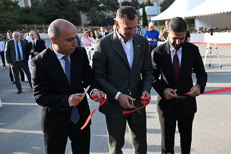 Şevçenko Bakıda futbol meydançasının açılışında iştiraak etdi