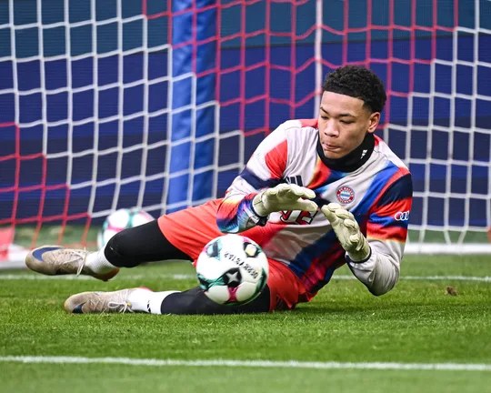 "Bavariya"da qapıçı problemi - ÇL matçına 16 yaşlı qolkiper çıxa bilər