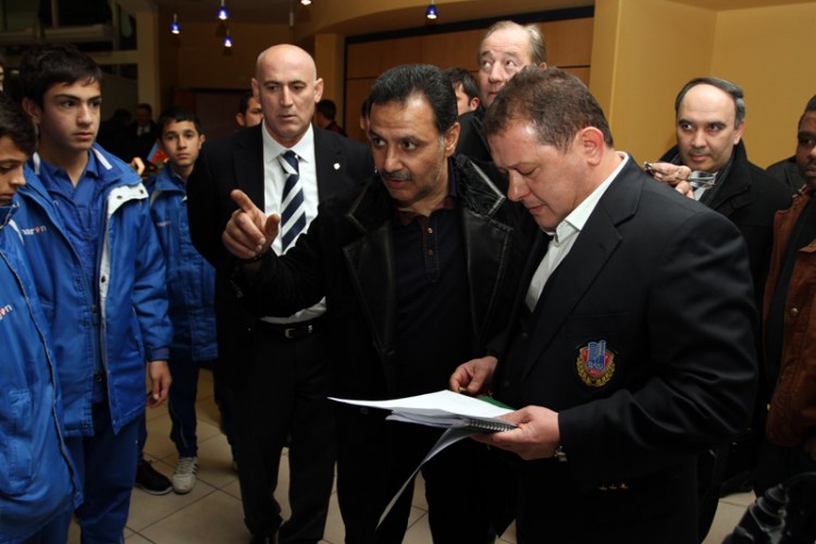 
                Varlıların və güclülərin yanında olmaq adəti -    Yaşar Seyidovun çağırışına laqeyd yanaşan klublar 
                    