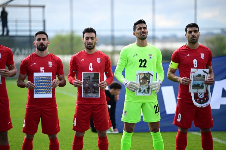 İranlı futbolçular müharibədə həlak olan uşaqları yad etdilər -    FOTO