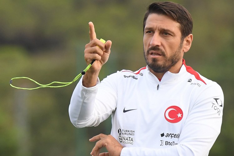 Oyun zamanı Türkiyə millisinin baş məşqçisinin halı pisləşdi -    xəstəxanaya aparıldı