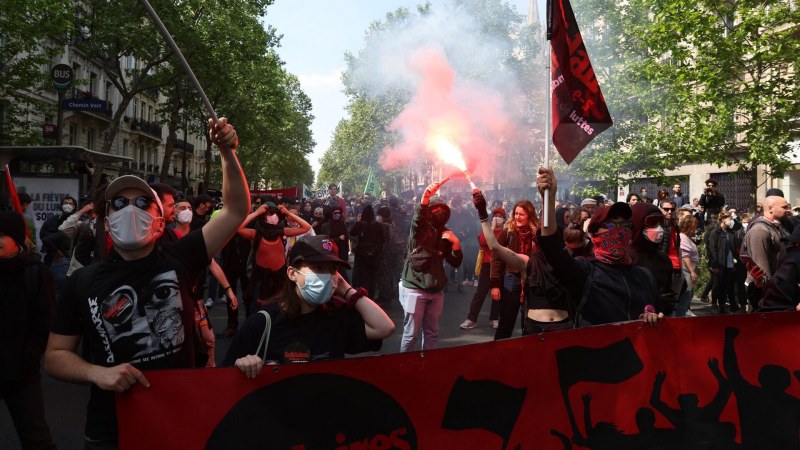 Parisdə 1 May nümayişi zamanı 57 polis yaralanıb