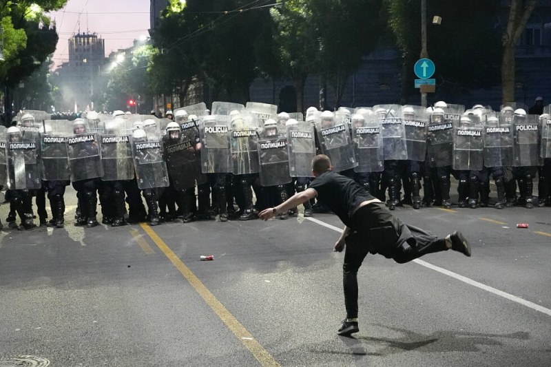Belqradda iğtişaşlarda 17 polis əməkdaşı yaralanıb